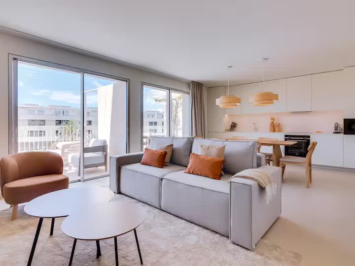 Bright open-plan living room, dining area and kitchen