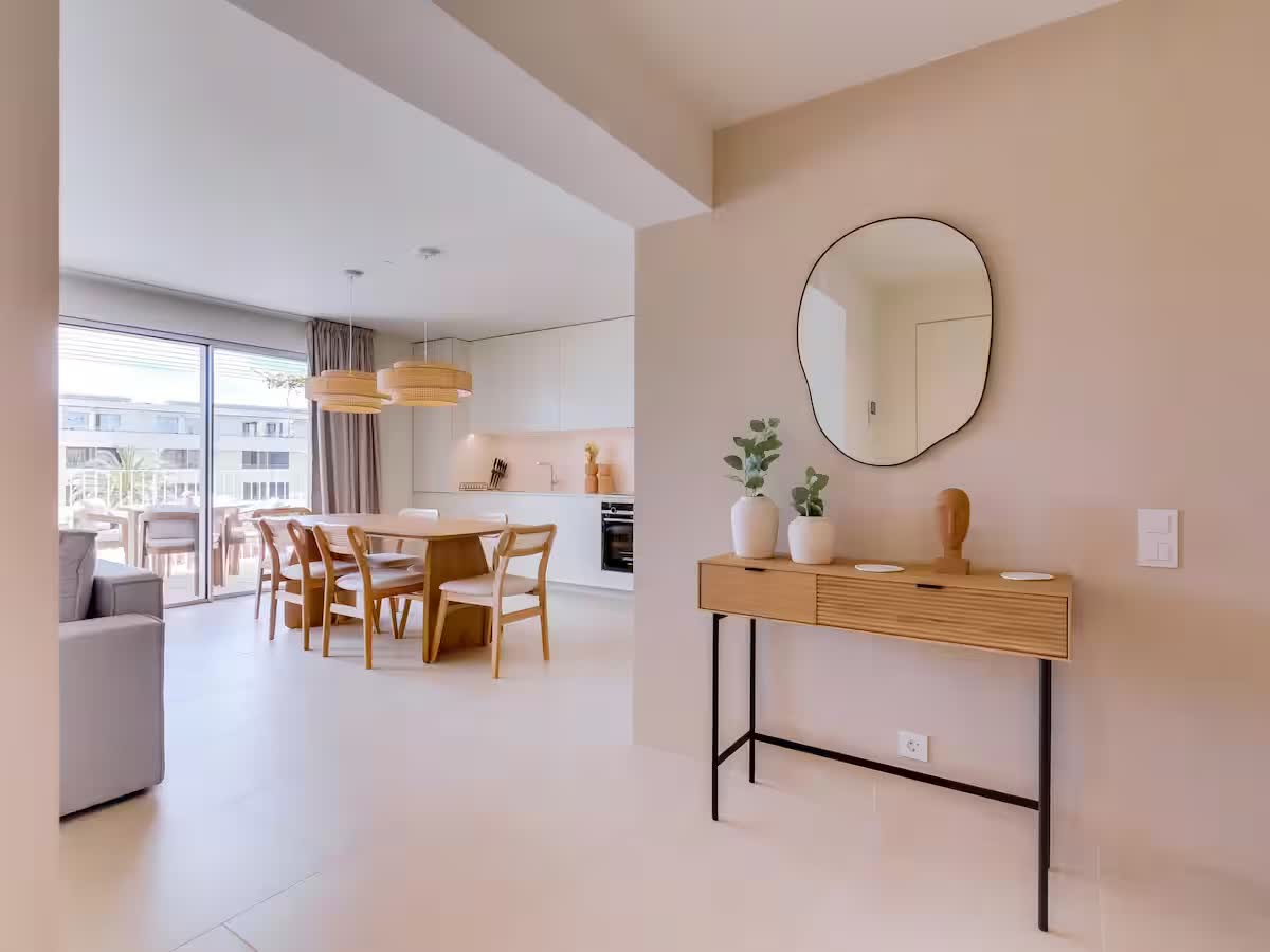Entrance console leading into the open-plan dining and kitchen area